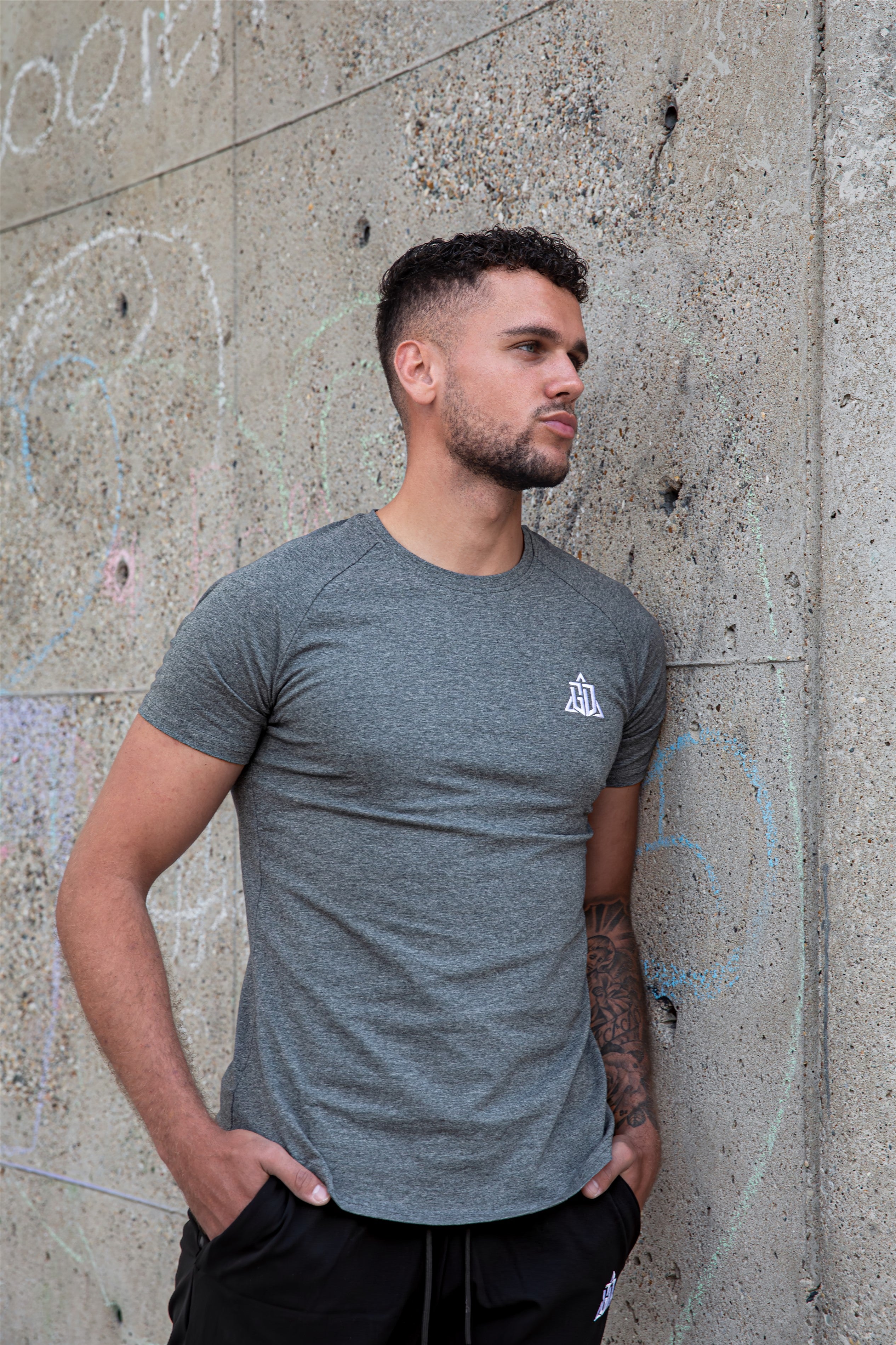 The Signature Curved Slim Grey T-shirt